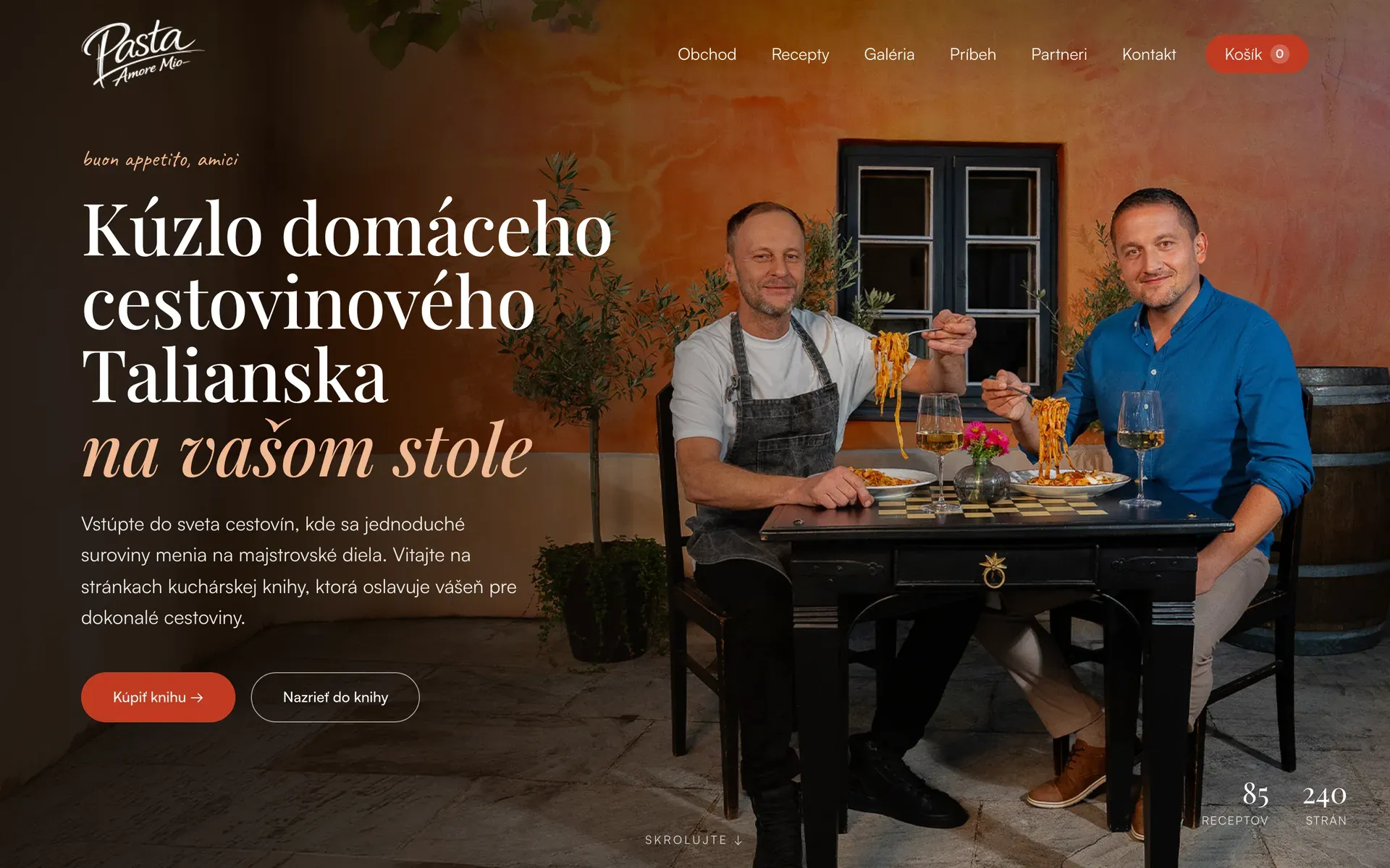 Úvodná sekcia webu Pasta Amore Mio: autori knihy pri stole s cestovinami a nadpis „Kúzlo domáceho cestovinového Talianska na vašom stole“